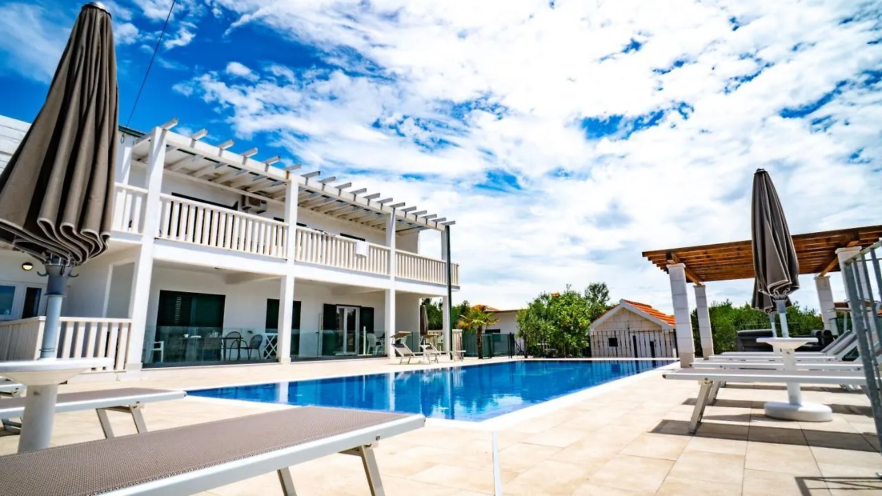 Calma Apartments Trogir 0*,